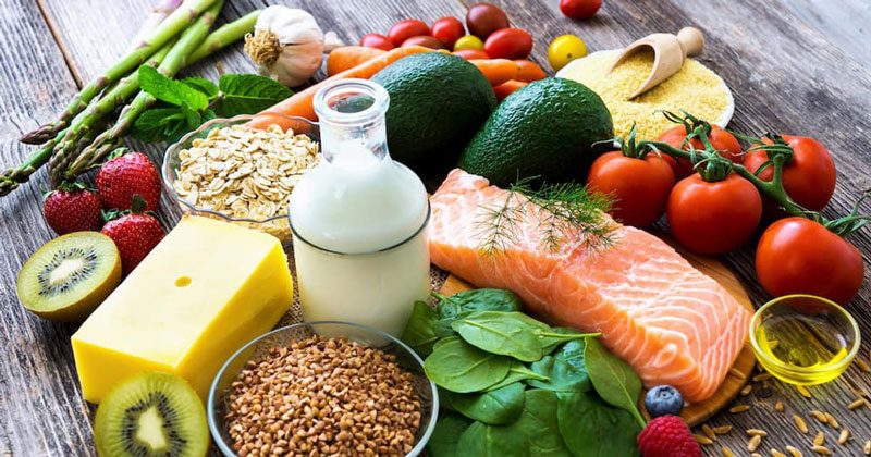 Thực đơn giảm dầu trên da chứa nhiều rau xanh, trái cây và omega 3