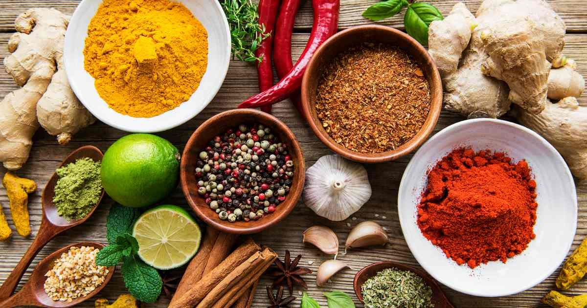 Những thực phẩm nhiều dầu mỡ, gây nóng trong là thực phẩm nên tránh vào mùa hè