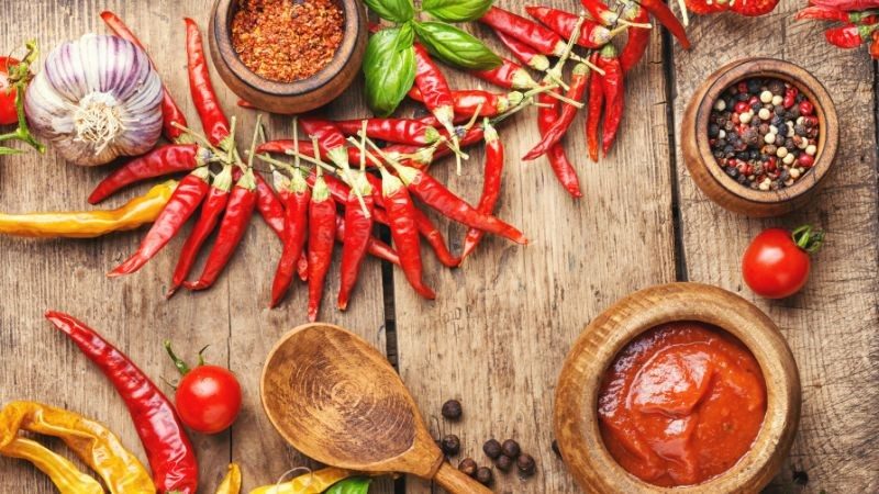 Đồ ăn nhanh, cay nóng là thực phẩm nên tránh vào mùa hè