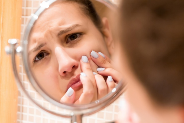 Vì sao da tiết nhiều dầu vào mùa hè, do tác động từ môi trường và nội tiết bên trong