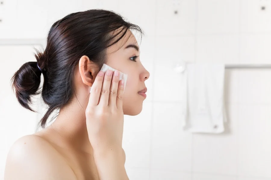 Buổi sáng có cần tẩy trang không? Tại sao không nên bỏ qua bước này
