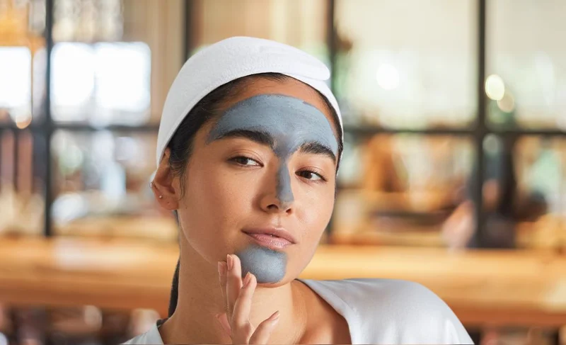 Tuy nhiên, nếu sử dụng không đúng cách, đất sét có thể khiến da bị khô và bong tróc. Vậy đâu là tần suất và thời điểm lý tưởng để dùng mặt nạ đất sét cho vùng da dầu?