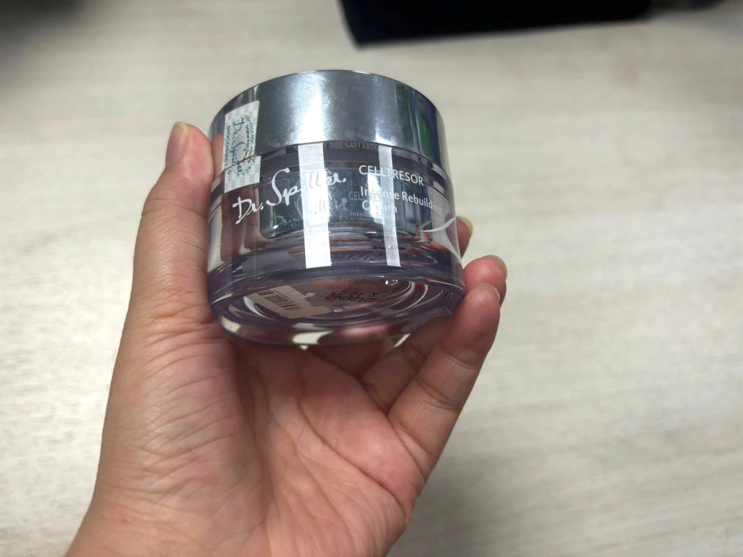 Date mỹ phẩm Dr.Spiller được ghi rõ ràng ở dưới lọ sản phẩm