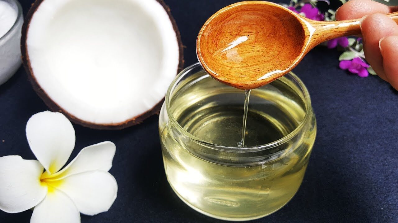 Lựa chọn dầu dừa để thực hiện cách trị da khô bằng dầu dừa sao cho phù hợp