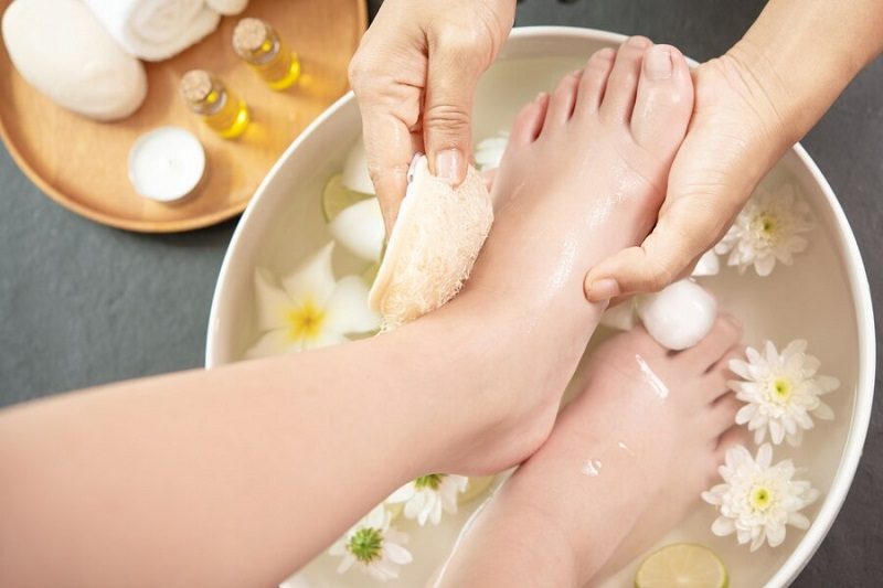 Ngâm chân với nguyên liệu tự nhiên là một trong những cách trị hôi chân hiệu quả