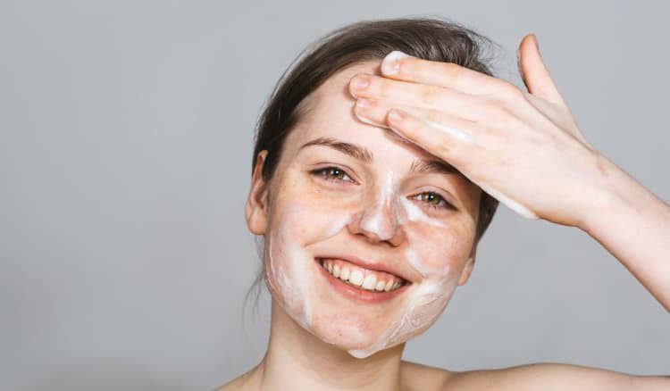 Làm sạch nhẹ nhàng là bước không thể thiếu khi chăm sóc da trước và sau khi tập thể dục