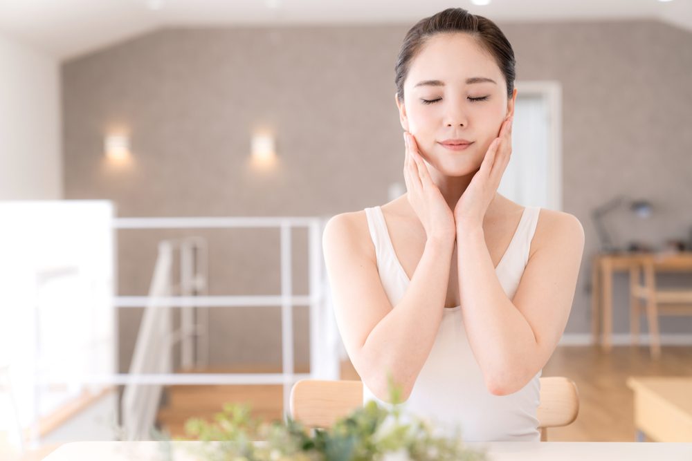 Trong mùa hè, bạn nên chọn các môn thể thao nhẹ nhàng như đi bộ, yoga hoặc bơi lội để tránh làm da bị mệt mỏi và bị hư hại dưới tác động của nhiệt độ cao.