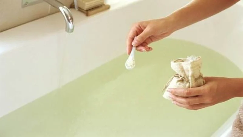 Vậy còn các sản phẩm nước muối sinh lý đóng chai sẵn – có an toàn hơn nước muối tự pha tại nhà không?