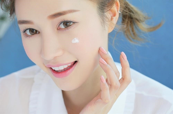 Liệu có cần thay đổi loại kem chống nắng khi da nhạy cảm chuyển mùa hoặc thay đổi nội tiết không?
