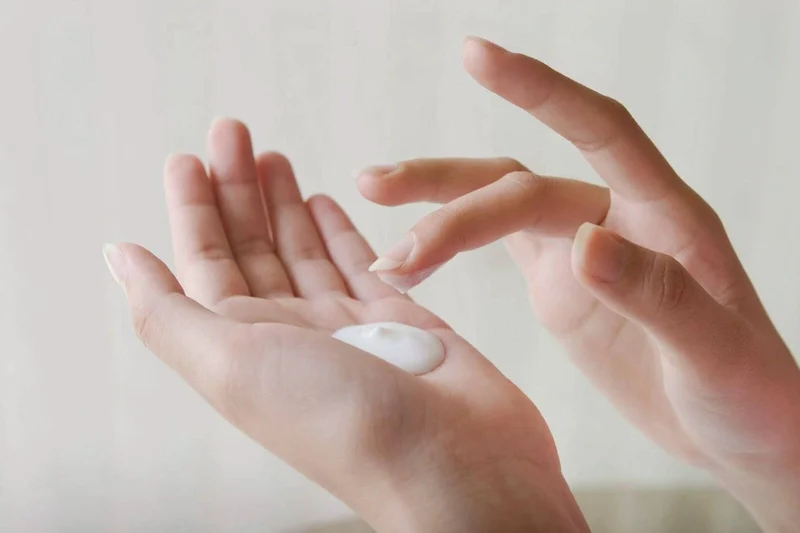 Cách Chăm Sóc Làn Da Cơ Thể Nhạy Cảm Đúng Cách
