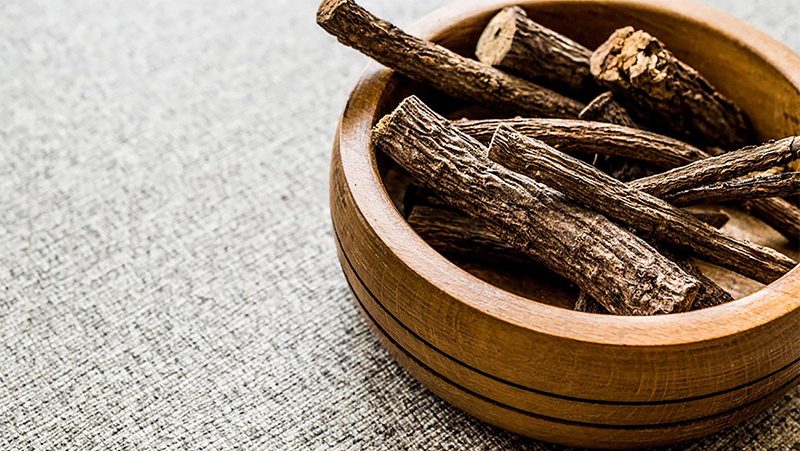 Với đặc tính an toàn và ít gây kích ứng, licorice extract phù hợp cho cả da nhạy cảm và da dễ bị mụn.