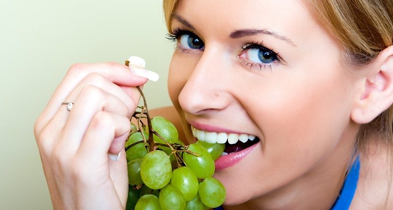 Giải đáp những thắc mắc về lợi ích của quả nho đối với làn da