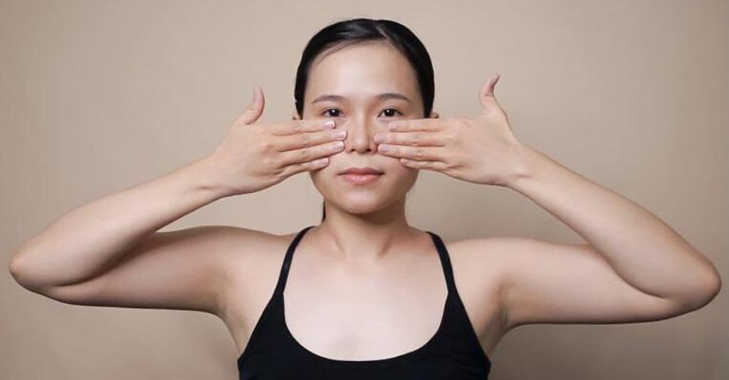 Tư thế massage mặt trước khi đi ngủ giúp da khỏe đẹp
