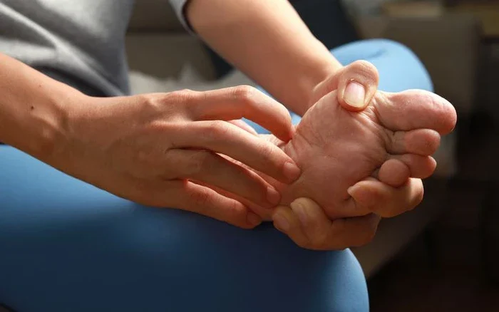 Duy trì độ ẩm và phục hồi da hàng ngày giúp ngăn ngừa ngứa lòng bàn tay bàn chân