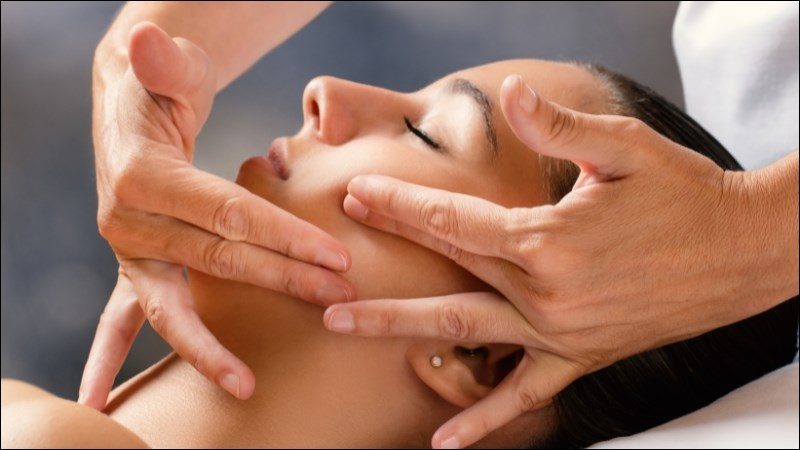 Những lưu ý khi áp dụng phương pháp massage mặt trẻ hóa làn da