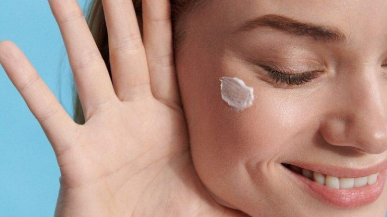 Sử dụng sản phẩm dưỡng ẩm không có nguồn gốc rõ ràng là một trong những sai lầm khi dưỡng ẩm da mặt