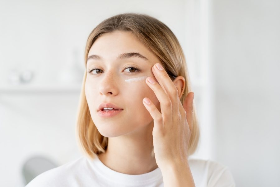 Sản phẩm skincare cho da dầu mụn nhạy cảm không thể bỏ qua chống nắng