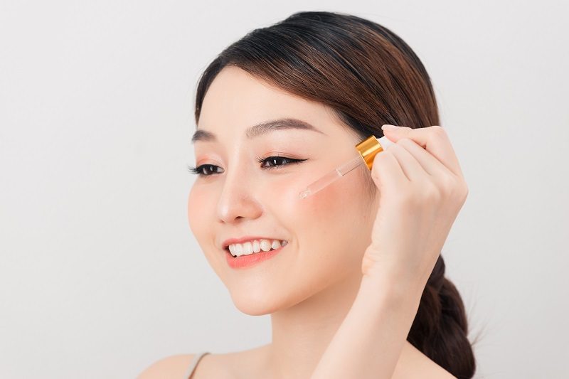 Các bước sử dụng serum trị mụn cho da khô nhạy cảm đúng cách