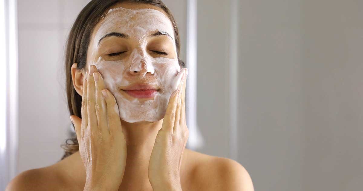 Các sai lầm cần tránh khi dùng sữa rửa mặt cho da mỏng nhạy cảm