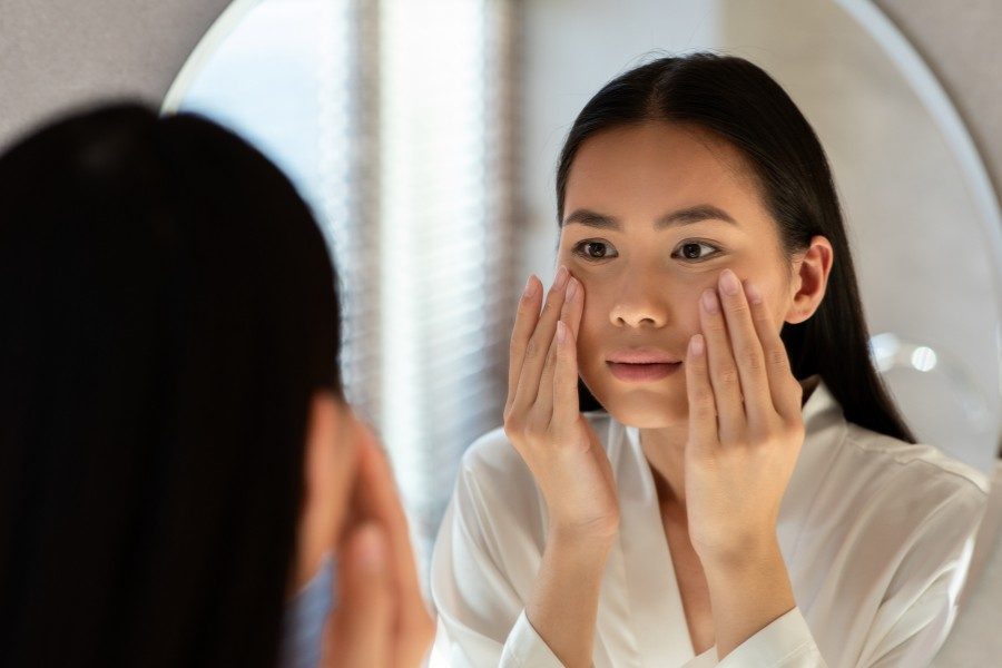 Điều gì sẽ xảy ra nếu bạn thường xuyên thức khuya trong phòng máy lạnh, dùng điện thoại trước khi ngủ và quên dưỡng ẩm?