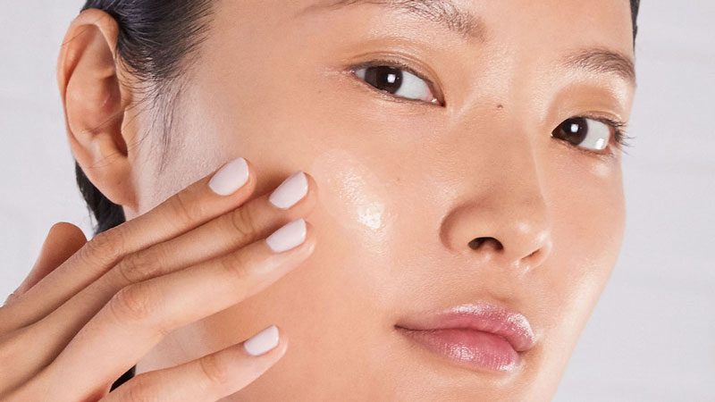 Các yếu tố ảnh hưởng đến nguyên nhân tại sao sáng ngủ dậy mặt nhiều dầu