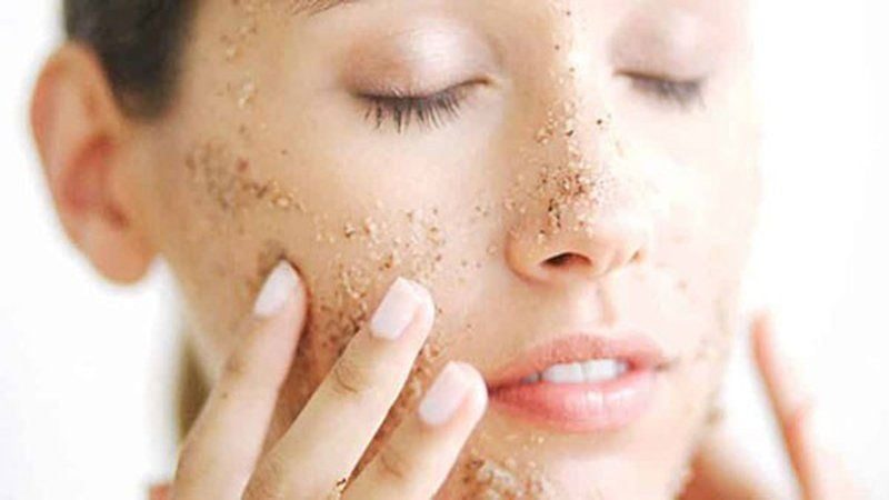 Hướng dẫn sử dụng sản phẩm tẩy da chết đúng cách cho da khô nhạy cảm