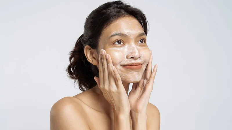 Trước khi đắp mặt nạ cần làm gì? Làm sạch da đúng cách giúp dưỡng chất trong mặt nạ thẩm thấu tốt hơn