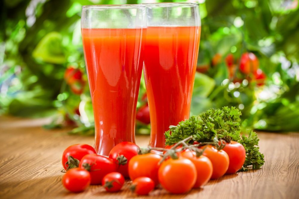 Cà chua chứa nhiều vitamin C hỗ trợ làm sáng da, cải thiện tàn nhang hiệu quả