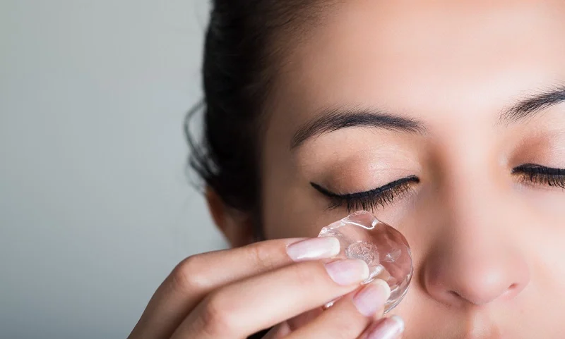 Hiểu đúng về phương pháp chườm đá sẽ giúp bạn tối ưu được hiệu quả mà không gây tác dụng phụ. Dưới đây là một số câu hỏi phổ biến: