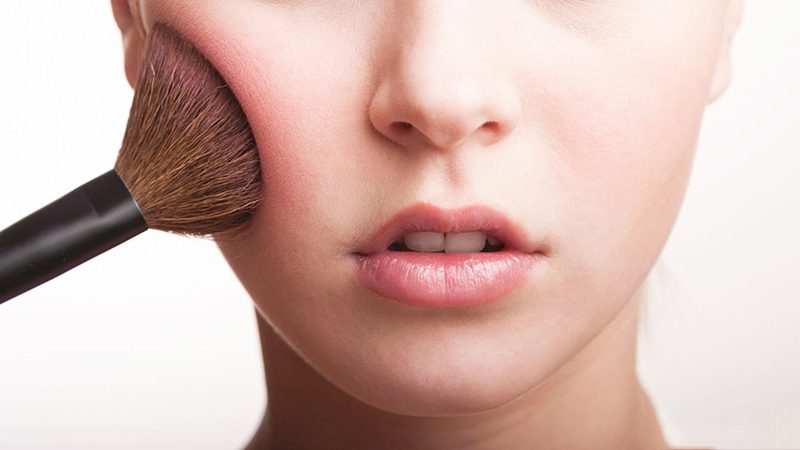 Cách đánh phấn phủ đúng cách giúp bạn sở hữu lớp make hoàn hảo