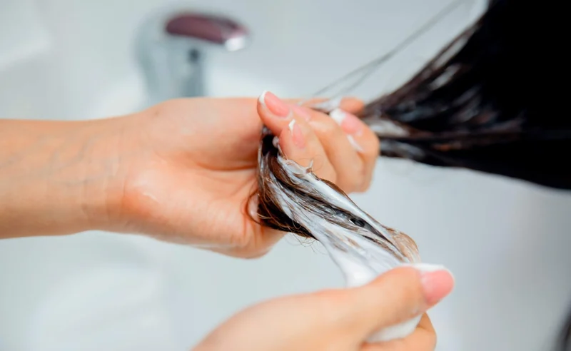 Cách dùng dầu xả đúng cách? Lưu ý khi chọn dầu xả phù hợp với từng loại tóc