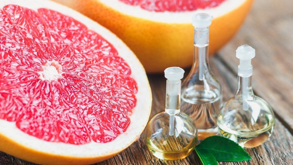 Tinh dầu bưởi nên được để nơi khô mát, tránh ánh nắng trực tiếp để bảo toàn chất lượng và độ tinh khiết của tinh dầu trong thời gian dài.