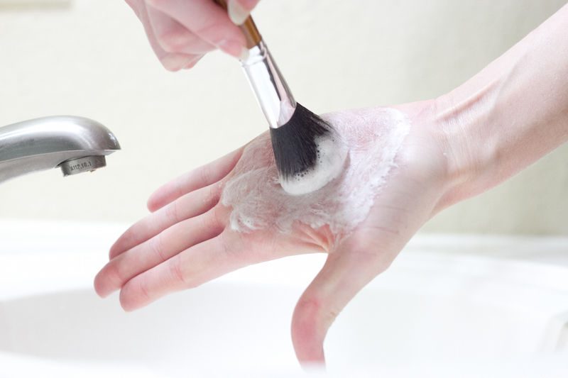 Tìm hiểu cách vệ sinh cọ trang điểm ngừa mụn