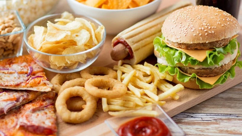 Một số món ăn da mụn nội tiết nên kiêng như đồ ăn cay nóng