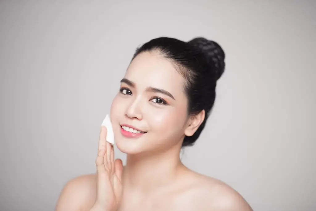 Việc lạm dụng nước tẩy trang hoặc bỏ qua các bước tiếp theo có thể làm giảm hiệu quả dưỡng da và gây ra các vấn đề không mong muốn.