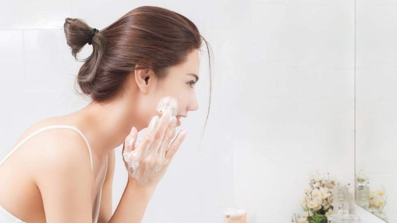 Do đó, mặc dù tẩy trang là bước quan trọng, nhưng nó không thể thay thế hoàn toàn vai trò của sữa rửa mặt trong việc làm sạch sâu và cân bằng da.