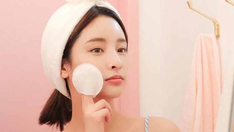 Thói quen làm sạch đúng cách, nhất là vào buổi tối sau một ngày dài tiếp xúc với môi trường, chính là nền tảng để xây dựng một làn da khỏe mạnh, tươi sáng và trẻ lâu.