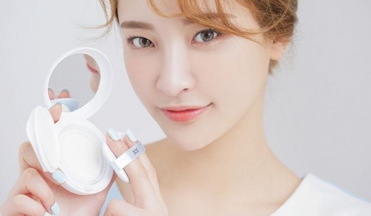 Sử dụng cushion cho da nhạy cảm đúng cách không chỉ giúp lớp nền đẹp mà còn giảm thiểu nguy cơ kích ứng cho da nhạy cảm. Dưới đây là quy trình được khuyến nghị bởi các chuyên gia da liễu: