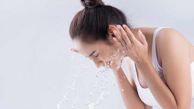 Da nhờn có nên rửa mặt bằng nước muối?