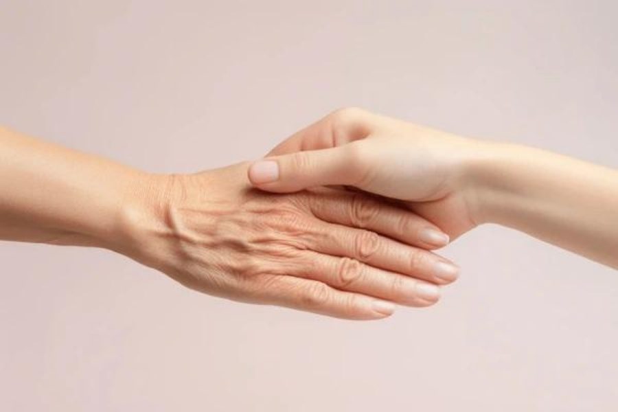 Giải pháp chăm sóc và phục hồi da tay nhăn nheo