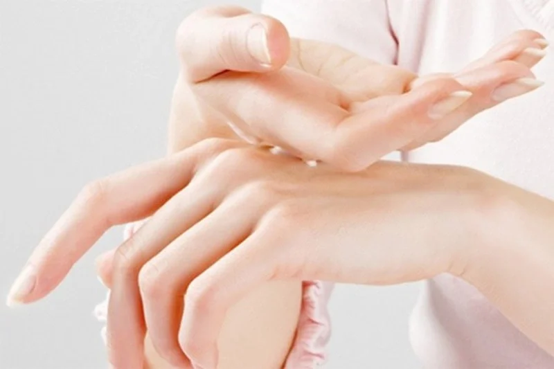 Chăm sóc da tay không đơn thuần là thoa kem, mà còn đòi hỏi một lối sống và môi trường lành mạnh, giảm thiểu tiếp xúc với các yếu tố gây hại.