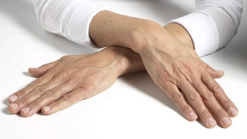 Chính vì vậy, câu hỏi “da tay nhăn nheo thiếu chất gì” cần được xem xét dưới góc độ dinh dưỡng tổng thể chứ không chỉ là vấn đề da liễu đơn thuần.