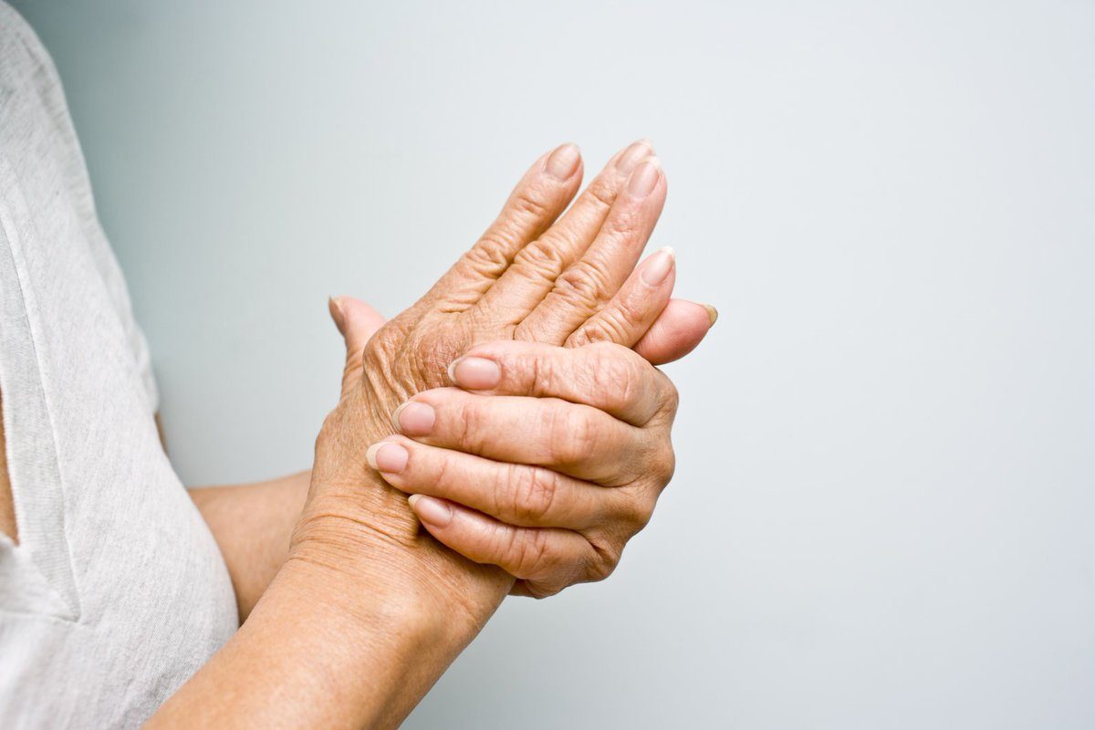 Thiếu vitaminn A là một trong những nguyên nhân khiến da tay nhăn nheo
