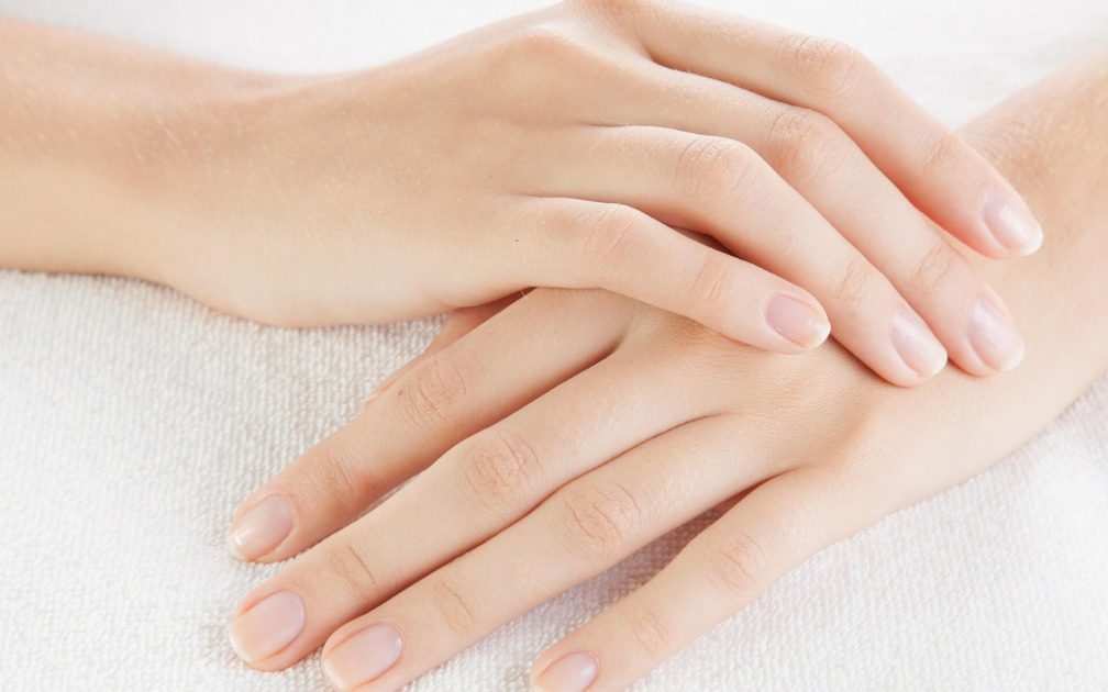 Việc phục hồi da tay nhăn nheo và khô cần kết hợp từ bên ngoài và bên trong, đảm bảo sự cân bằng giữa dinh dưỡng, độ ẩm và bảo vệ.