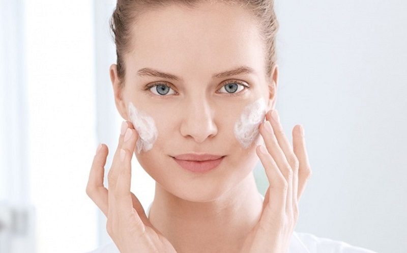 Việc không nhũ hóa kỹ hoặc bỏ qua bước sữa rửa mặt là nguyên nhân phổ biến gây ra tình trạng nổi mụn, bít tắc lỗ chân lông sau khi dùng dầu tẩy trang.