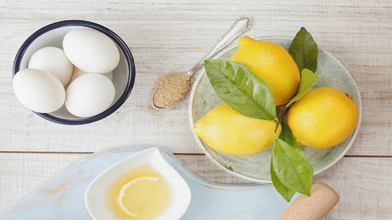 Phương pháp này rất thích hợp cho những ai có làn da nhạy cảm vì trà xanh giúp giảm tình trạng kích ứng và chanh lại làm sạch hiệu quả.