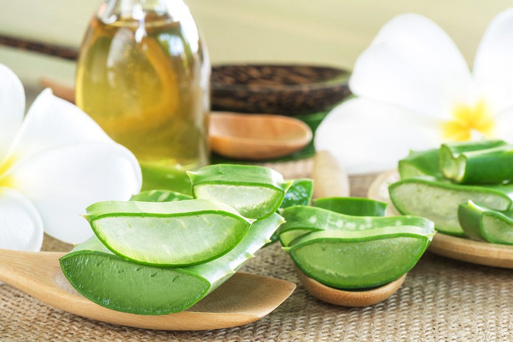 Chế độ chăm sóc da toàn diện sau tuổi 50 kết hợp chăm sóc da với da đam giúp da khỏe đẹp