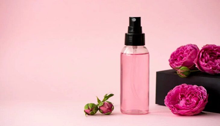 Dùng nước hoa hồng cho da nhạy cảm có tốt không