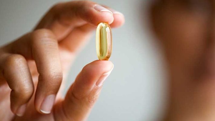 Việc lạm dụng Vitamin E, đặc biệt ở dạng dầu, có thể gây bít tắc lỗ chân lông, nổi mụn hoặc khiến da nhờn bóng, nhất là trong điều kiện thời tiết nóng ẩm.