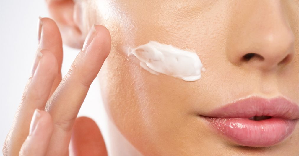 Thoa đủ lượng là một trong những Cách sử dụng kem chống nắng đúng cách để tránh kích ứng